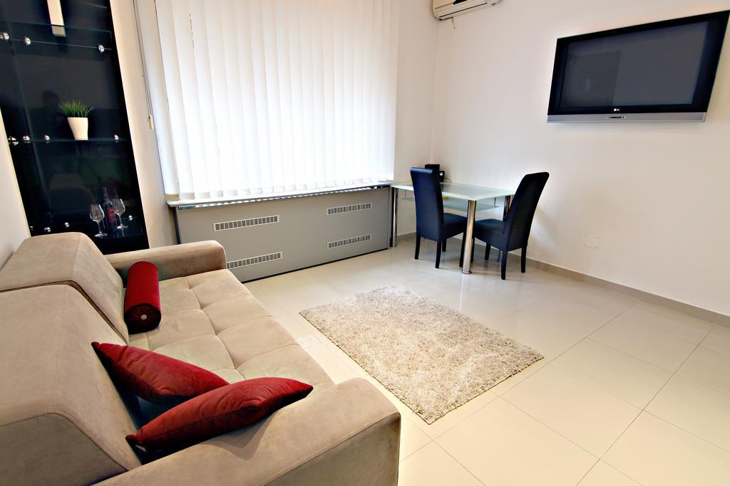 City Centre Apartment Novi Sad Buitenkant foto